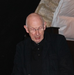 Mike Pearson speaking at the Symposium of the International Mummers Unconvention, Bath, 2011